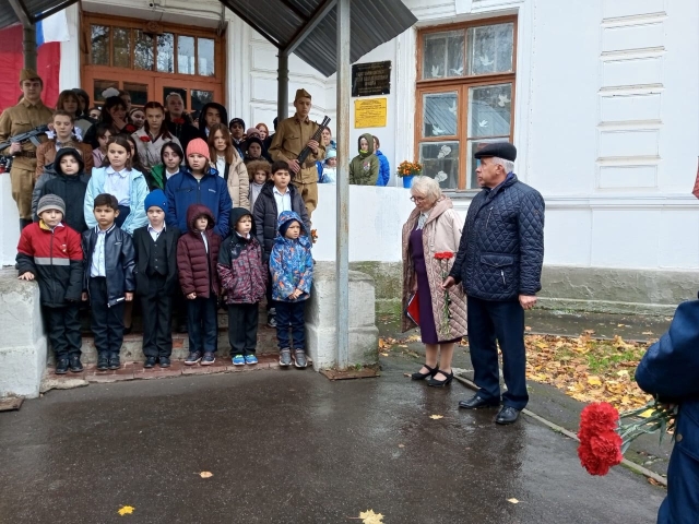 Открытие мемориальной доски в Новотомниковском филиале.