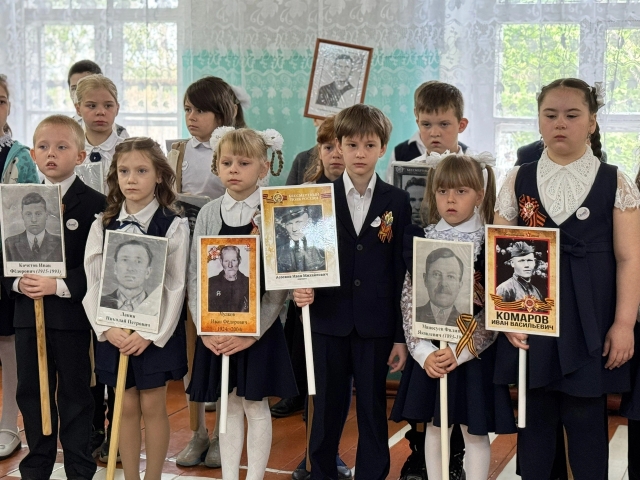 Торжественная линейка, посвящённая празднику Великой Победы.